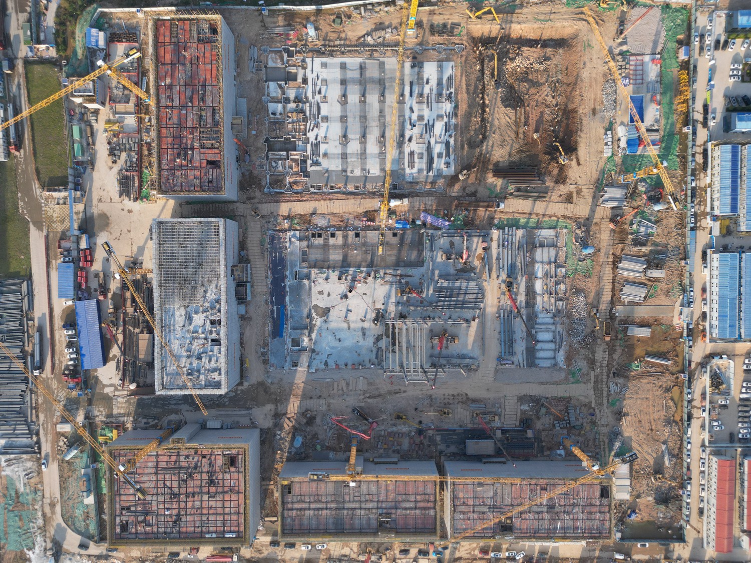 3. 2023年11月29日,用时73天 首栋主体结构封顶.jpg 3. 2023年11月29日,用时73天 首栋主体结构封顶.jpg